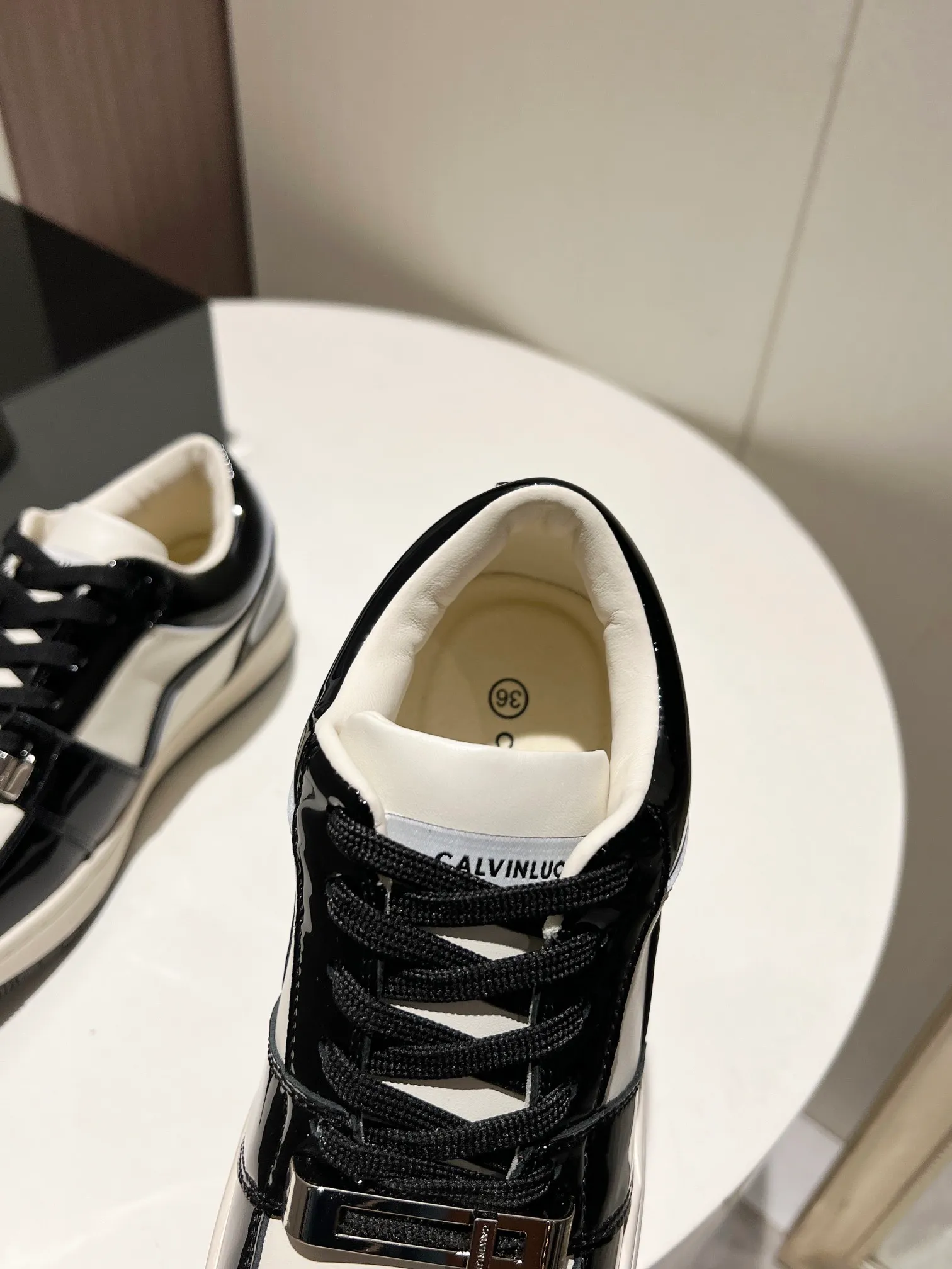 👟👟Ex-factory price 480👟👟 👑CALVINLUO I CUBE SNEAKER trendy brand square shoes low-top casual square-toe sneakers skateboard shoes sneakers👑 Starting from the design elements of classic two-color sneakers, CALVINLUO extracts the iconic elements of casual sneakers and integrates them into the formal "square toe" of formal shoes to make the overall lines of the sneakers more distinct. Nowadays, the matching rules are casual. 🧣Formal sports shoes are nothing new. The unique avant-garde square lines of CUBE SNEAKER, whether it echoes the tough and crisp suits, or appears in an eclectic manner in street styles, are a choice that breaks away from tradition and shows personality🧢 ▪️ Fabric: Original custom imported first-layer cowhide ▪️ Lining: Imported breathable mesh lining + soft sheepskin ▪️ Sole: Original molded two-color TPU outsole ▪️ Size: 35-40 (40 customized)